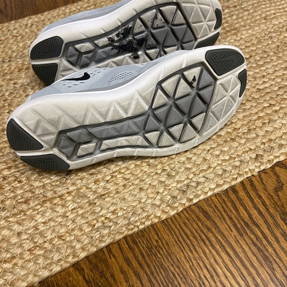 Nike shoes size 6.5 light gray in color - Picture 6 of 6